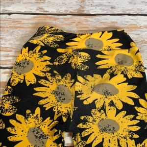 LuLaRoe Bottoms - Kids LulaRoe Sunflower 🌻 leggings size L/XL LuLaRoe Bottoms - Kids LulaRoe Sunflower 🌻 leggings size L/XL